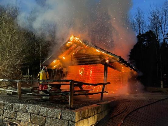 Windlach: Brand einer Waldhütte fordert grossen Sachschaden