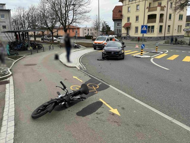 Unfall auf Heidenerstraße: Mofa kollidiert mit Auto und verursacht Sachschaden