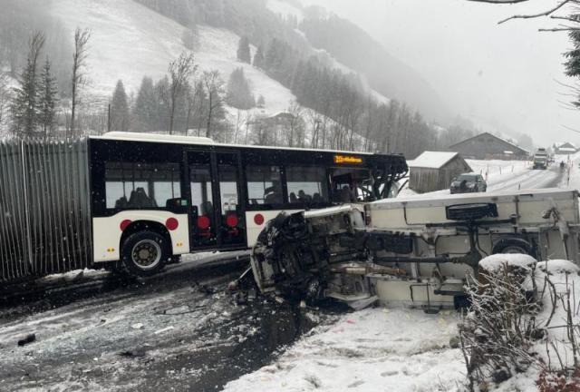 Verkehrsunfall in Im Fang: Bus und Lieferfahrzeug kollidieren