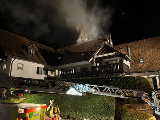 Neerach: Dachstockbrand in Mehrfamilienhaus