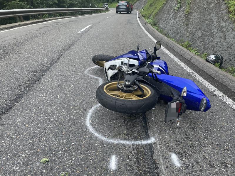 Motorradfahrer verletzt sich bei Selbstunfall