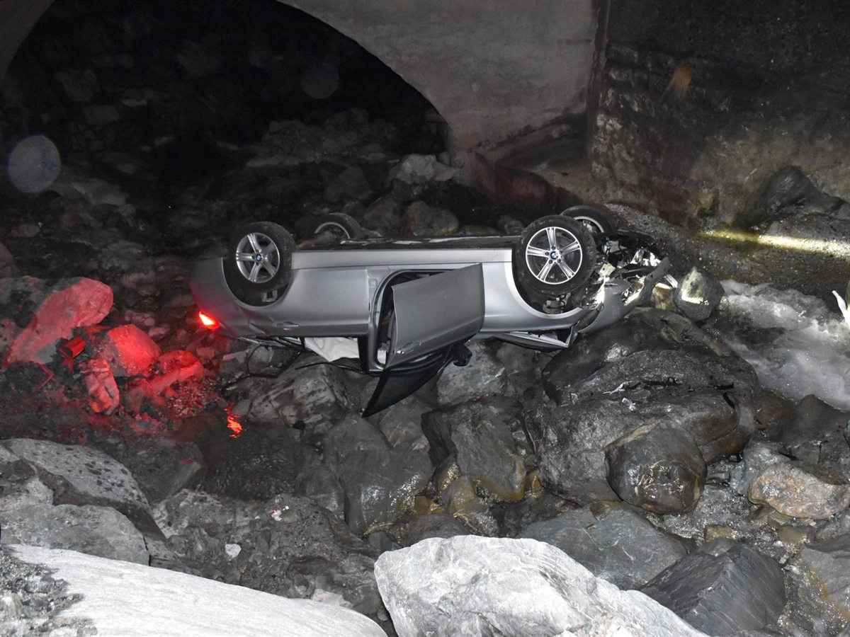 Ardez: Auto überschlägt sich in Bachbett