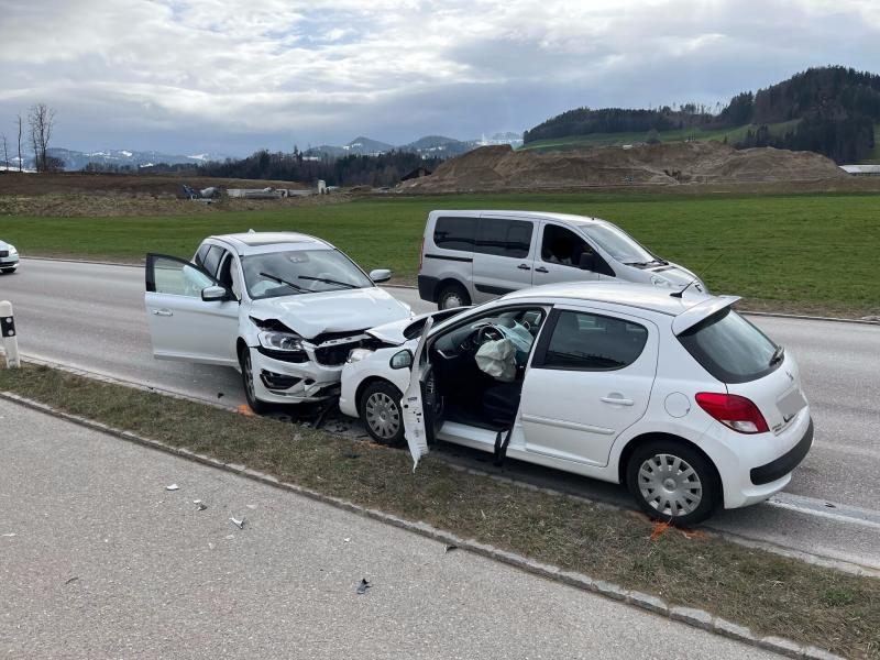 Bütschwil: Autofahrerinnen bei Frontalkollision verletzt