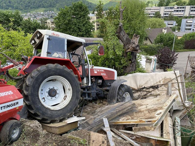 Traktor mit Ladewagen macht sich selbständig und kommt in einem Garten zum Stillstand