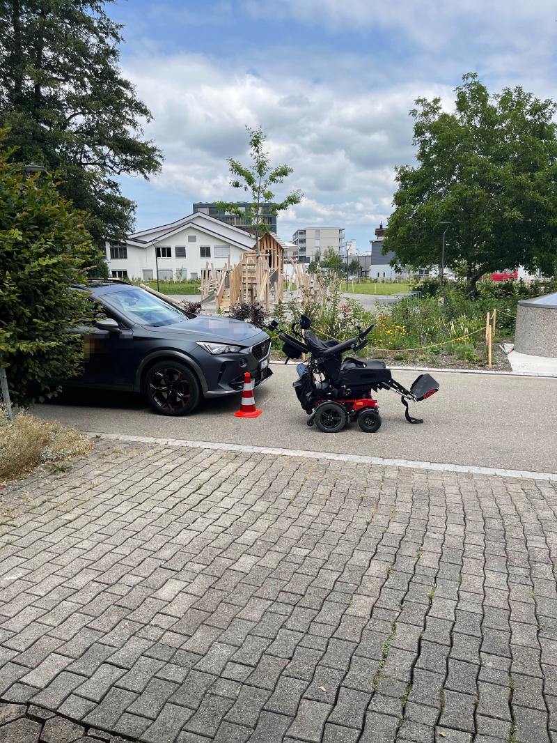 Uzwil: Rollstuhl fährt vor Auto