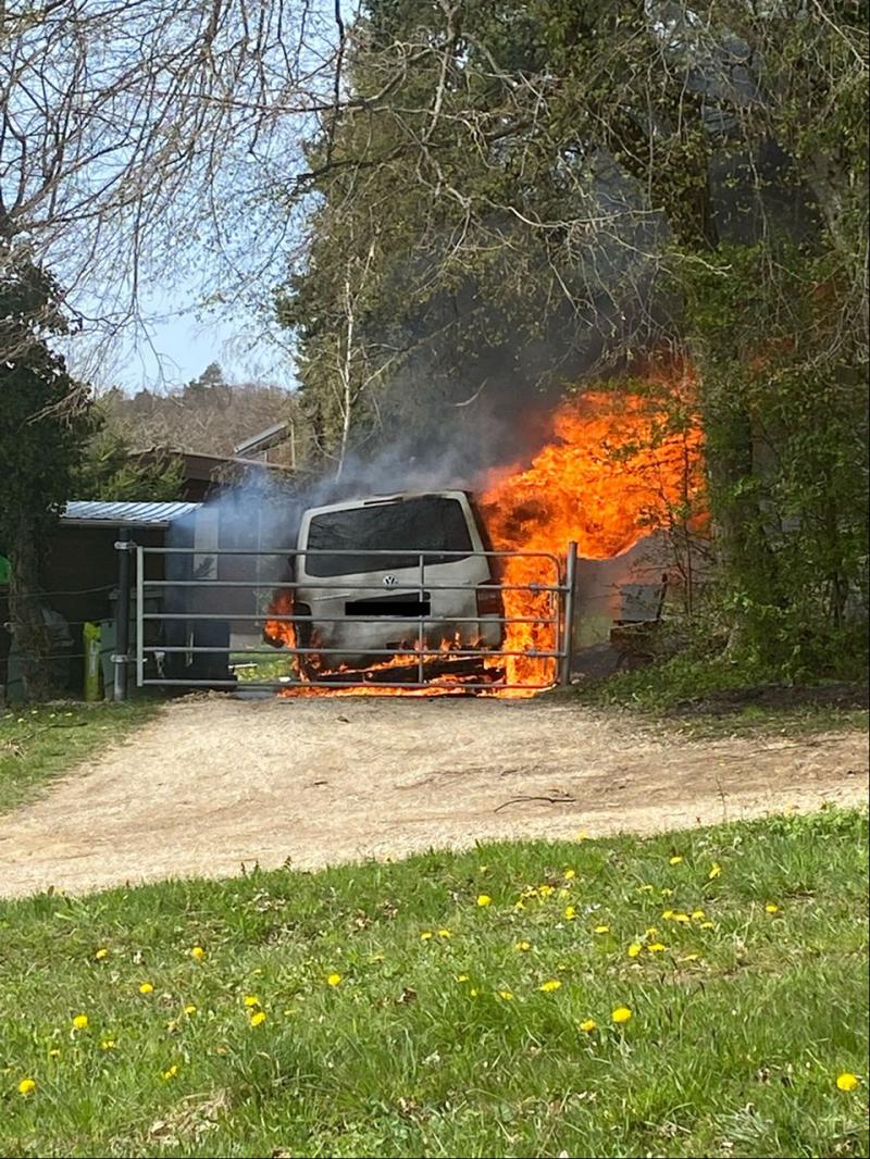 Fahrzeugbrand erfordert Feuerwehreinsatz