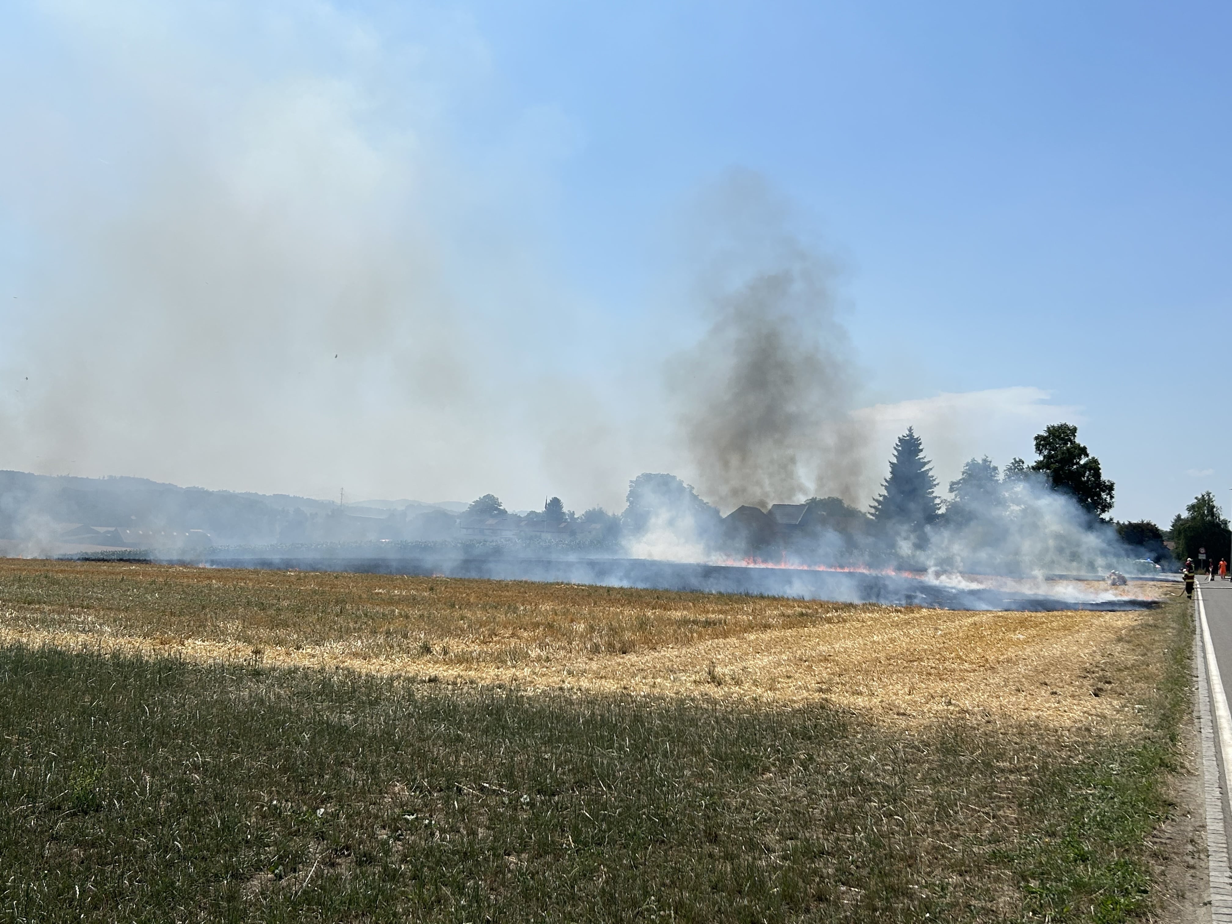 Brand bei Mulcharbeiten: Feuer auf Stoppelfeld gelöscht