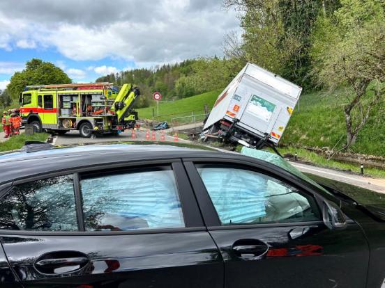 Zwei Verletzte bei Kollision in Aathal-Seegräben - Unfallbericht und Sperrung der Zürichstrasse