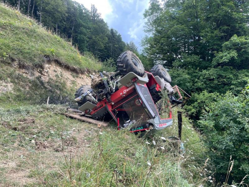 Selbstunfall mit Traktor – Lenker schwer verletzt