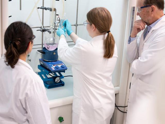 Kantonales Labor Zürich untersucht über 18.000 Proben und betont Bedeutung von Fachleuten 2023