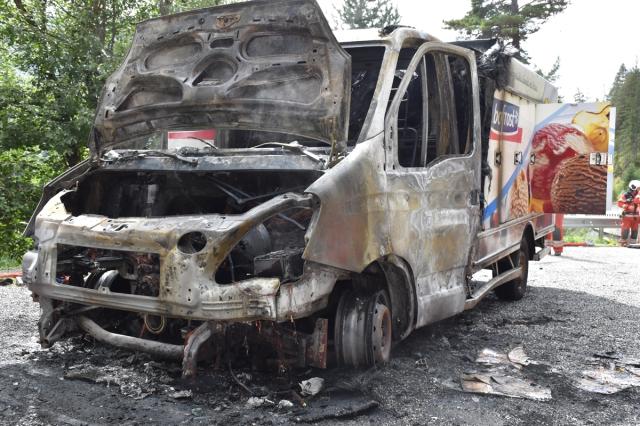 Lieferwagen total ausgebrannt: Feuerwehren löschen Brand