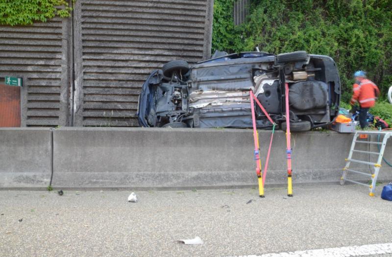 Selbstunfall mit Personenwagen – eine Person gestorben, drei weitere verletzt
