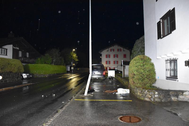 Klosters: Alkoholisiert in Kandelaber und Hydranten gefahren