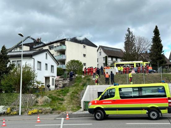 Schönenberg: Dachstockbrand in Mehrfamilienhaus