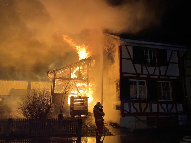 Felben-Wellhausen: Frau stirbt bei Brand in Mehrfamilienhaus