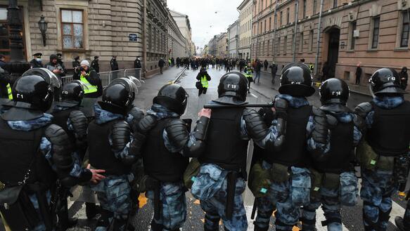 Russland: Massive Repression gegen Medienschaffende und Menschenrechtsbeobachter*innen