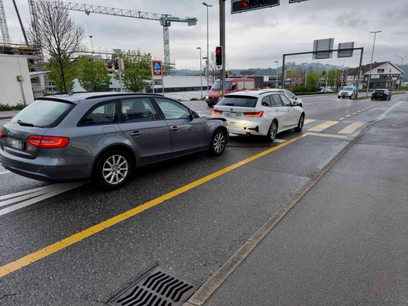 Niederuzwil: Auffahrkollision zwischen zwei Autos