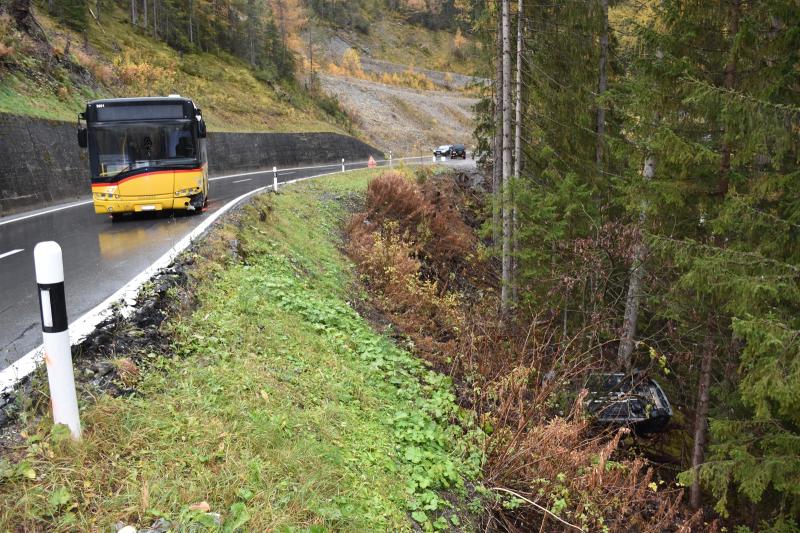 Valsot: Personenwagen stürzt nach Kollision Böschung hinunter