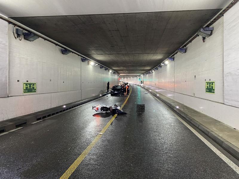 Frontalkollision zwischen Motorrad und Personenwagen im Lange Heid-Tunnel – eine Person verletzt
