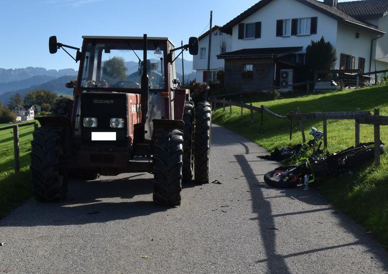 Motorradfahrer verletzt sich bei Kollision mit Traktor