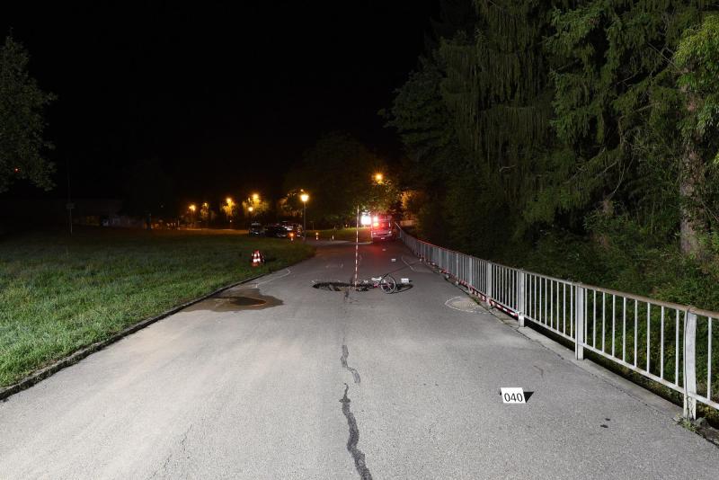 Bülach: Velofahrer bei Selbstunfall schwer verletzt