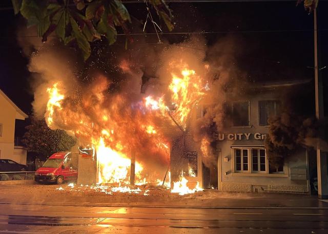 Dietikon: Grosser Sachschaden bei Brand in Wohn- und Geschäftshaus