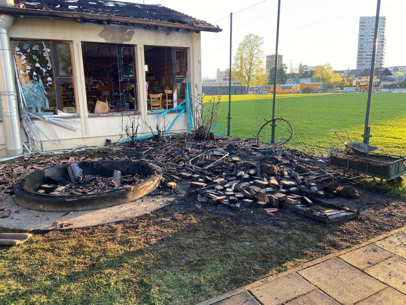 Kindergarten bei Brand komplett zerstört – Polizei sucht Zeugen