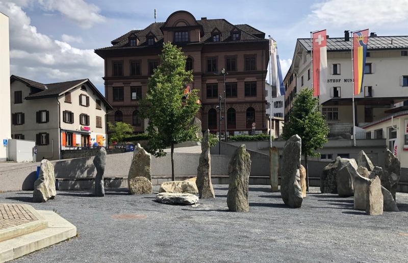 Ilanz: Steine einer Kunstausstellung beschädigt - Zeugenaufruf