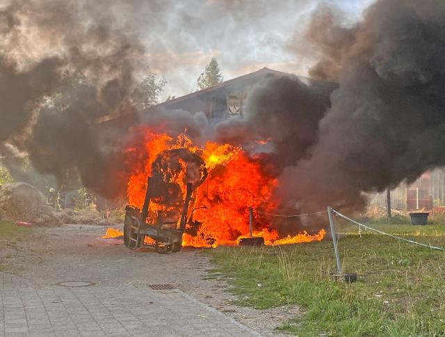 Traktor gerät in Vollbrand: Feuer in Scheune