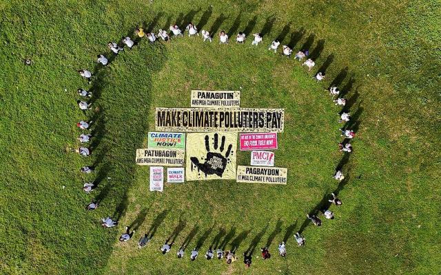 Das globale Zeichen gegen fossile Brennstoffe: Über 600 Menschen aus 28 Ländern demonstrieren weltweit ihre Widerstandskraft