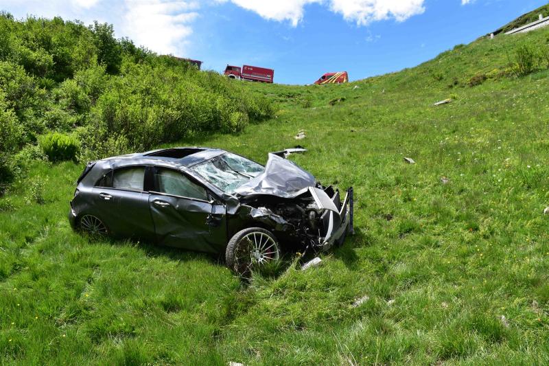 Tujetsch: Auto stürzt einen steilen Abhang hinunter