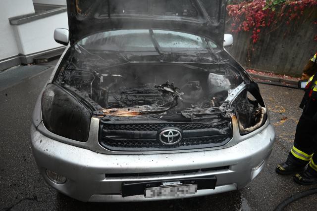 Wil: Motorraum von Auto brennt komplett aus