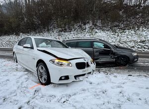 Autounfall in Appenzell: Fahrer verliert Kontrolle und kollidiert mit entgegenkommendem Auto