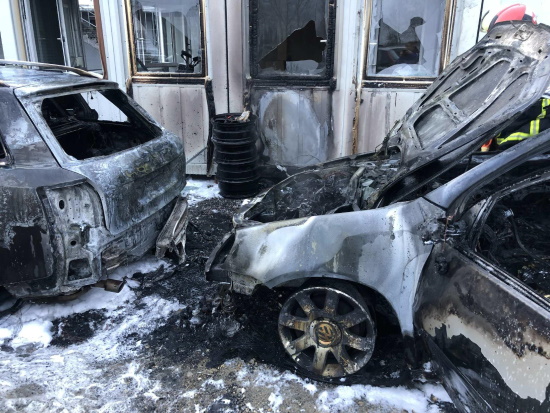 Drei Fahrzeuge in Brand auf einem Parkplatz in Muntelier