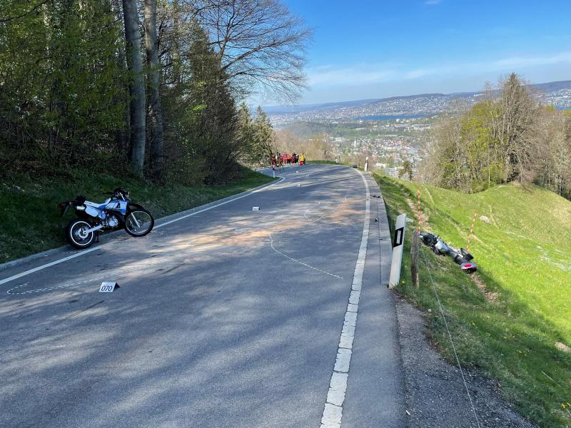 Adliswil: Zwei Motorradlenker bei Verkehrsunfall verletzt