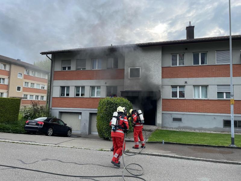 Dietlikon: Kellerbrand in Mehrfamilienhaus verursacht hohen Sachschaden