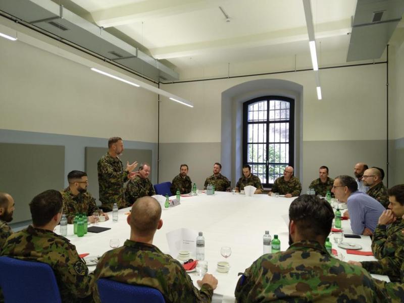 Sicherheitsdirektor Mario Fehr besucht Zürcher «Götti»-Bataillon im Wiederholungskurs
