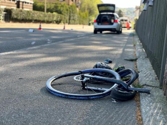 Schwerer Verkehrsunfall in Rüti: Velofahrerin und Fussgänger verletzt - Auto auf Gegenfahrbahn geraten