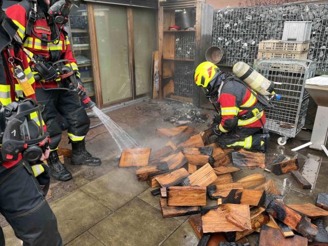 Brand auf Terrasse: Feuerwehr vermutet unsachgemässe Aschenentsorgung
