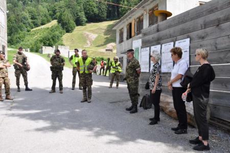 Regierungsrat besucht Zürcher «Götti»-Bataillon im WK
