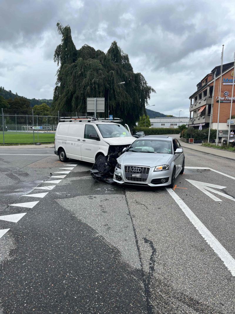 Wattwil: Unfall zwischen Auto und Lieferwagen