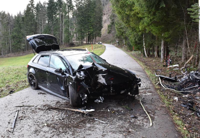 Sternenberg: Raser und Mitfahrerin bei Unfall leicht verletzt