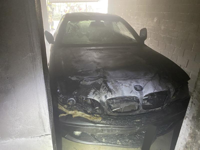 282 / Zug: Auto in Garagenbox brannte