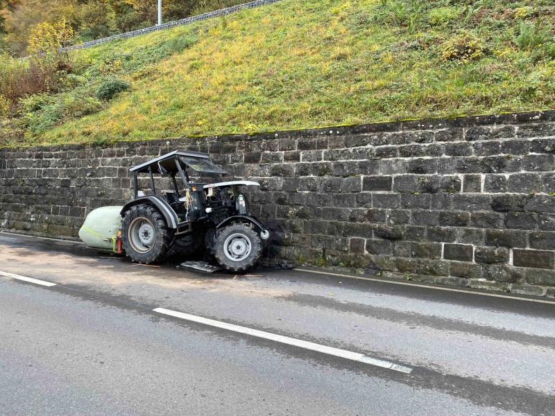 252 / Zug: Traktor fährt in Mauer – niemand verletzt