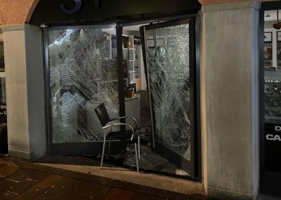 Schmuckladen in Winterthur überfallen: Unbekannte Täter rammen Eingangstür mit gestohlenem Auto