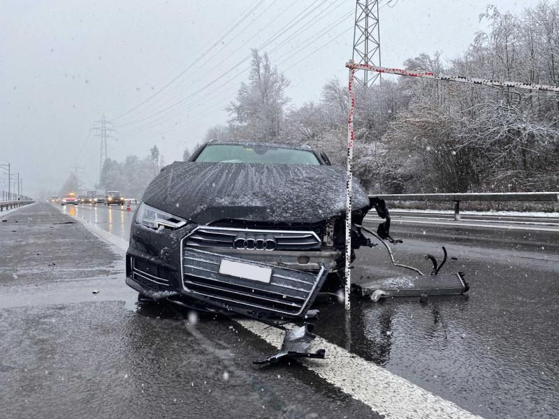 051 / Risch Rotkreuz: Selbstunfall auf der Autobahn