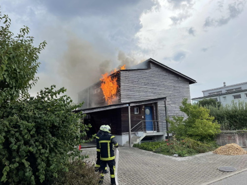 Einfamilienhaus in Corminboeuf durch Brand stark beschädigt