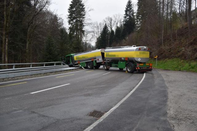 Niederteufen: Selbstunfall mit Lastwagen