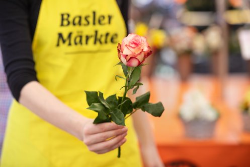 Basler Stadtmarkt verschenkt zur Saisoneröffnung Blumen