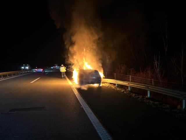 Brand auf der A13: Auto in Vollbrand - Totalschaden und Verkehrsbehinderungen
